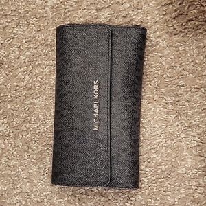 LIKE NEW CONDITION MICHAEL KORS WALLET
